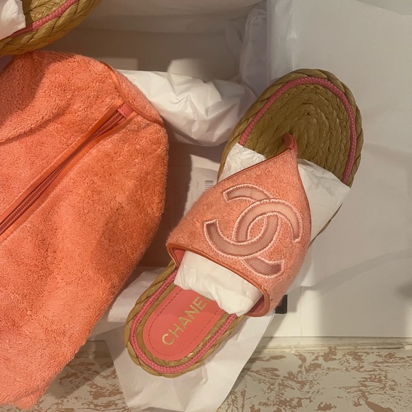 Chanel Pink Thong Sandals and matching toiletry bag - Picture 6 of 7